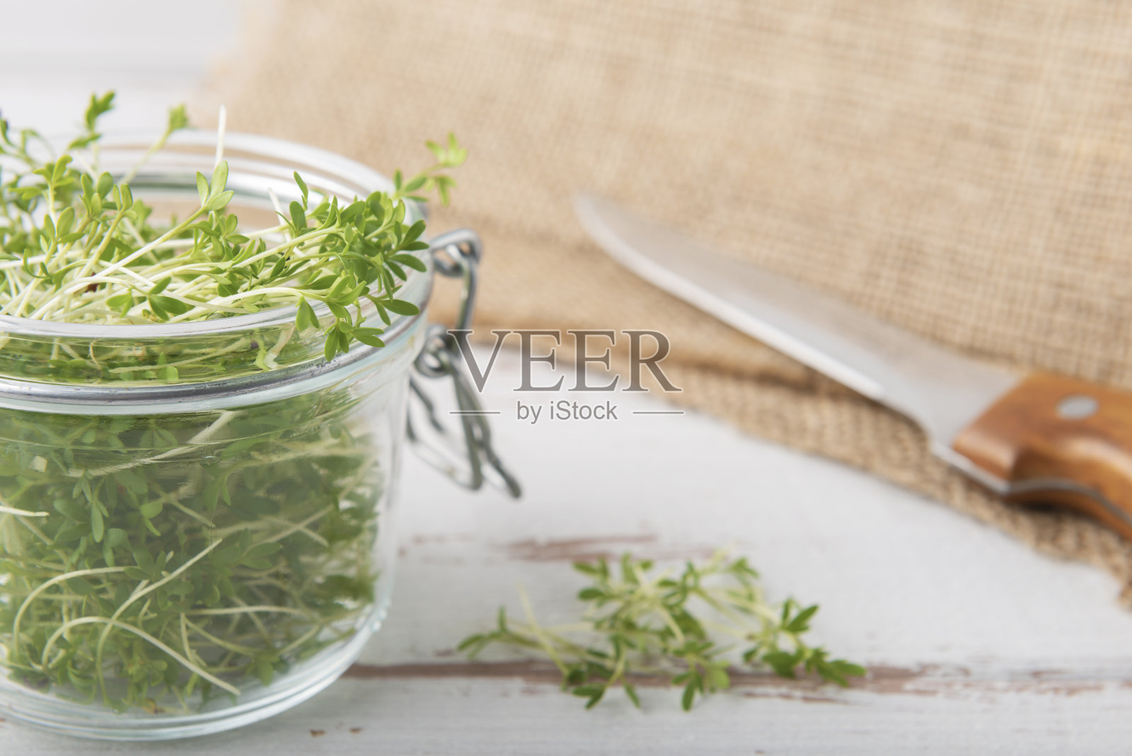 玻璃罐与水田芥微型蔬菜刀和粗麻布照片摄影图片