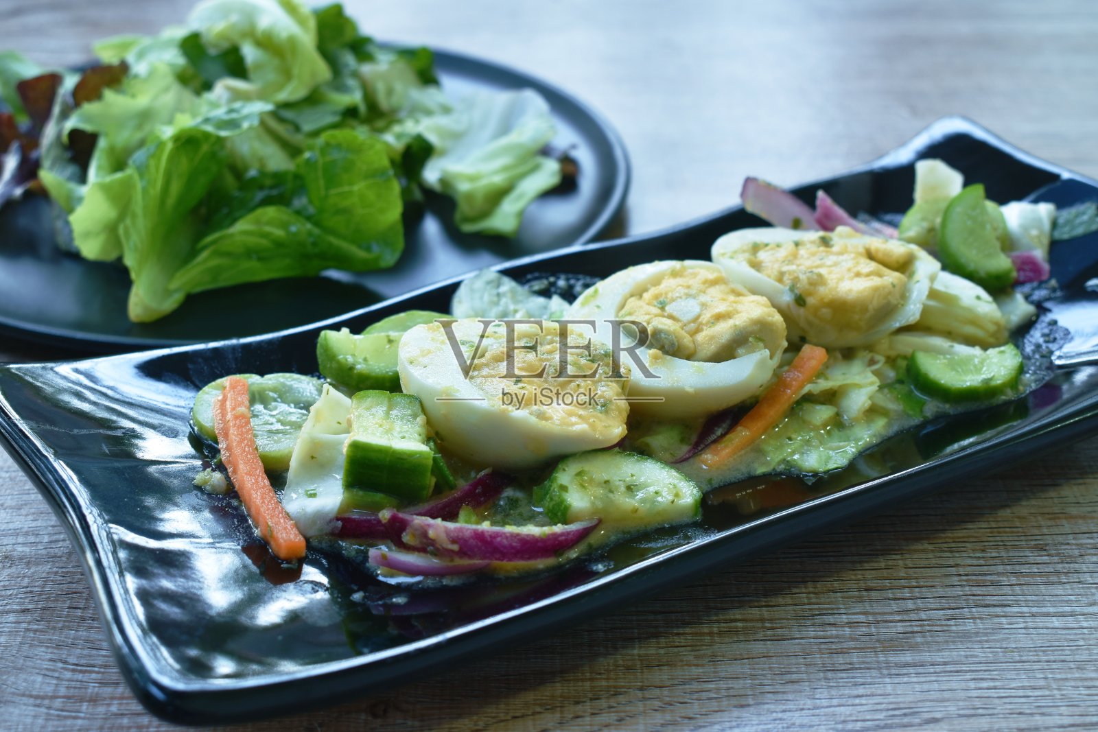 水煮鸡蛋半切罐头酸辣新鲜蔬菜沙拉照片摄影图片