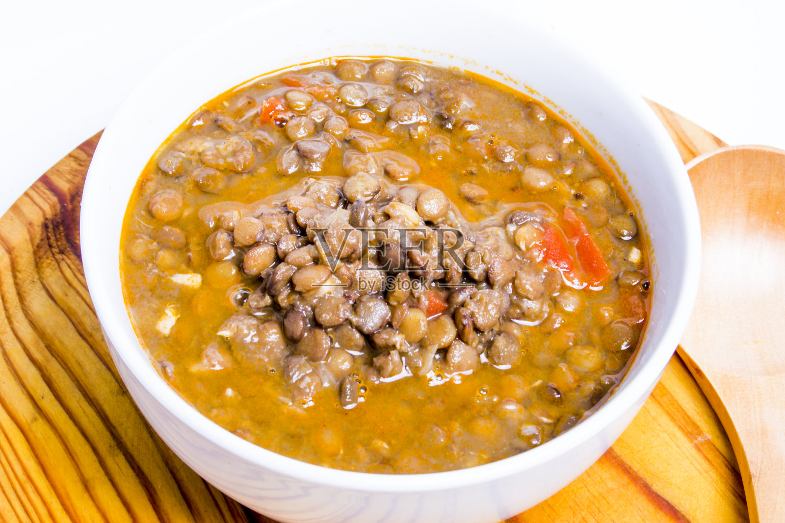 木盘上一碗扁豆,白色背景照片摄影图片