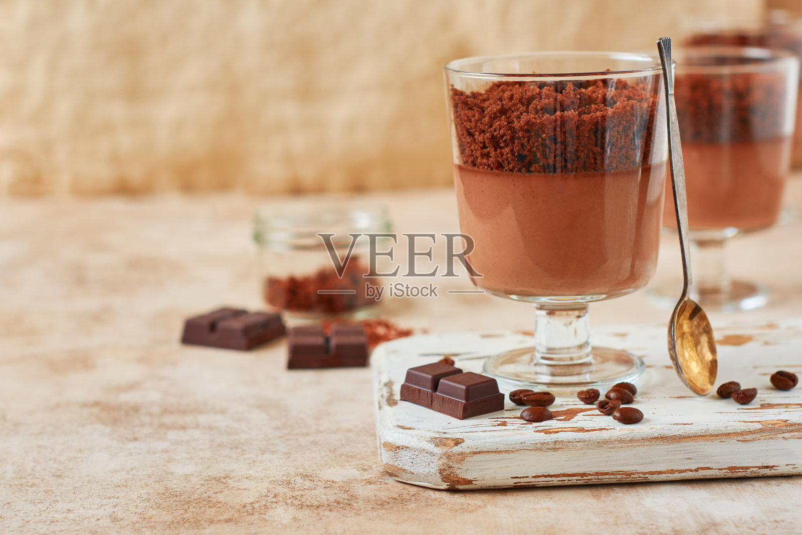 美味的甜点巧克力慕斯与布朗尼在玻璃罐上轻石板,石头或混凝土背景。有选择性的重点。照片摄影图片