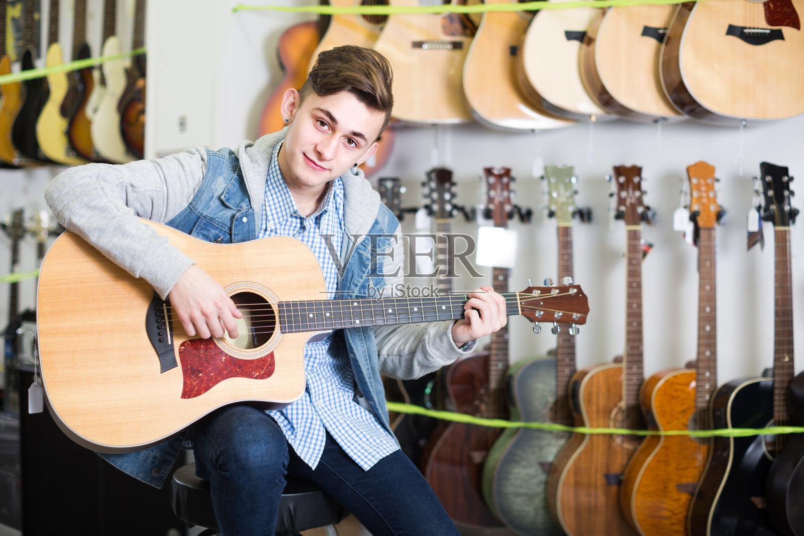 买家正在选择高质量的原声吉他照片摄影图片