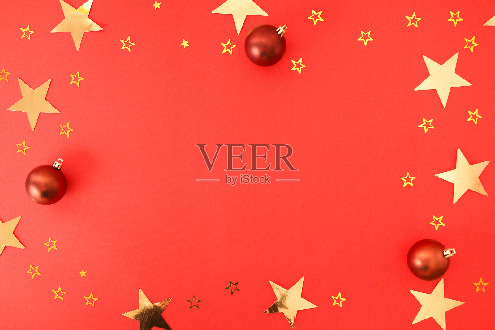 红色背景上的圣诞装饰用金色的五彩纸屑星星,球,浆果。概念节日气氛、新年、庆典、贺卡。平放,俯视图,框架,拷贝空间照片摄影图片