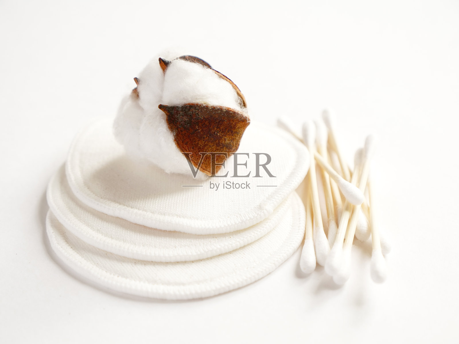 有机垫与棉花在白色的背景。零浪费,可重复使用,生态,卸妆和洗涤概念。平躺,靠近照片摄影图片