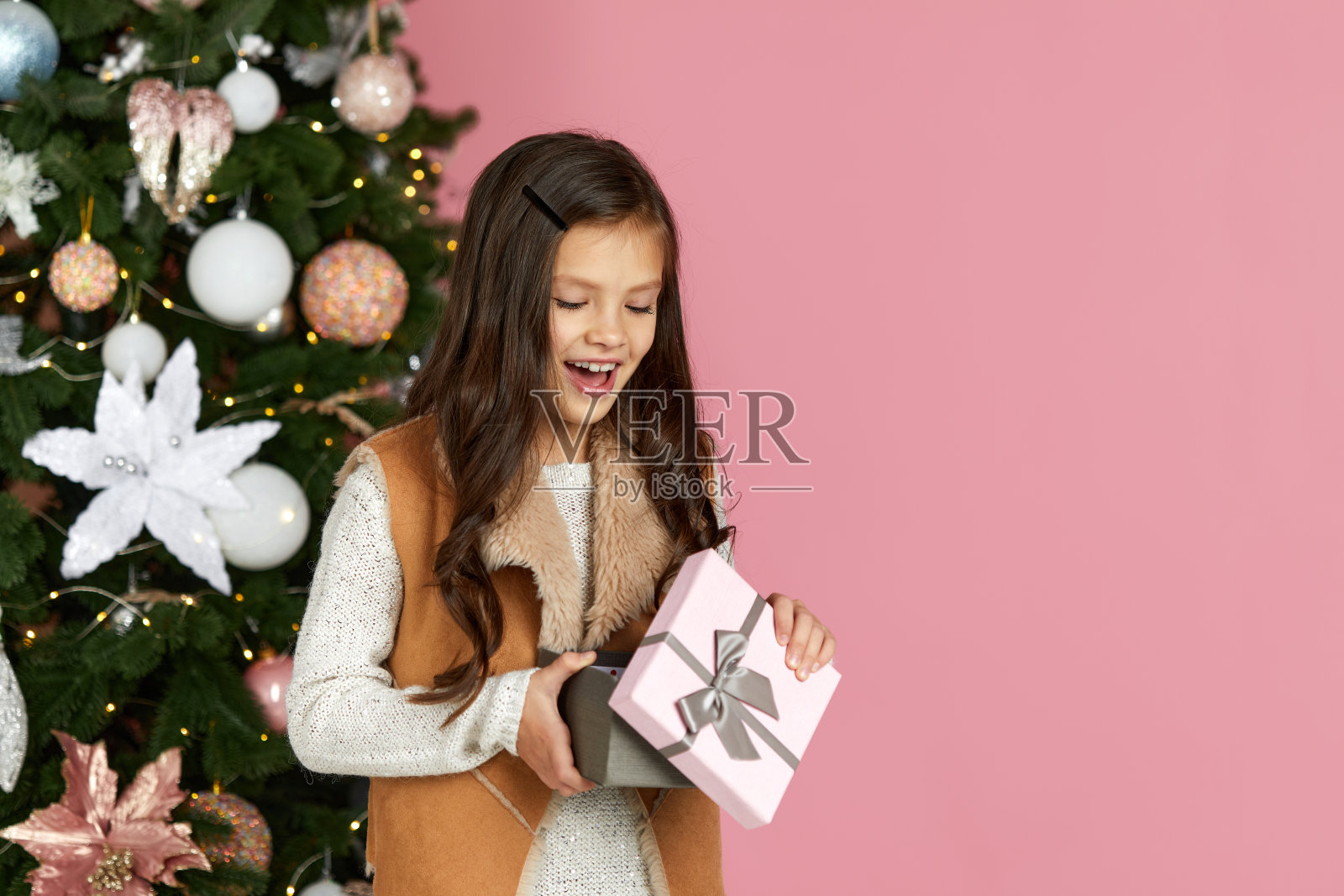 一个小女孩拿着圣诞礼物盒照片摄影图片