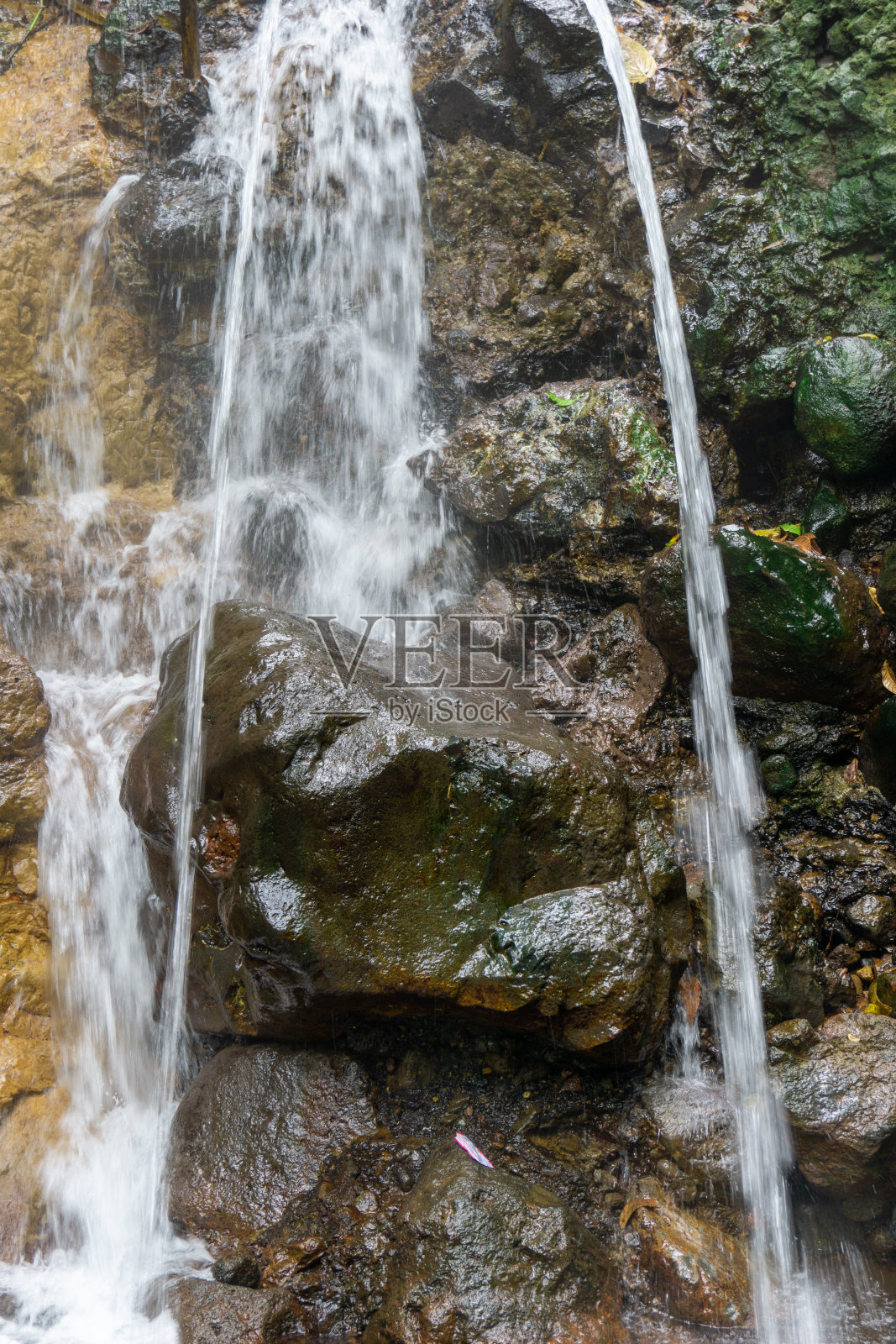石头被河水击中了照片摄影图片