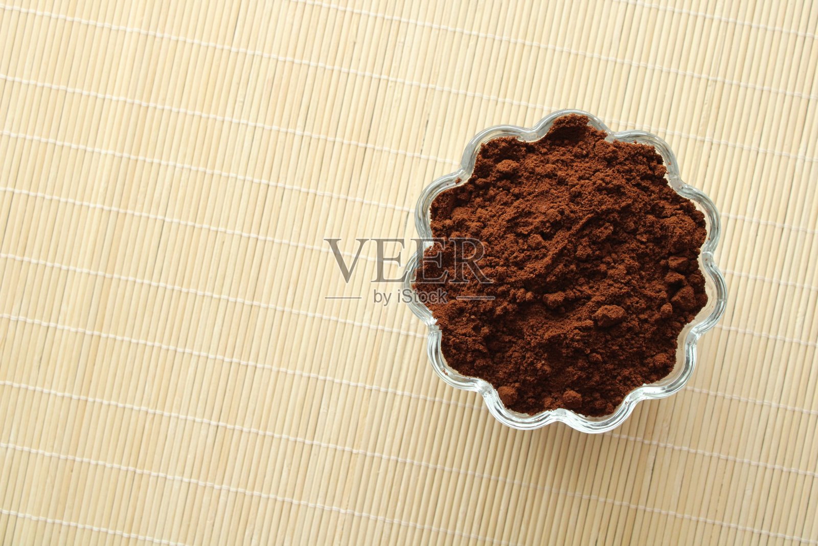 木质背景上的咖啡粉照片摄影图片