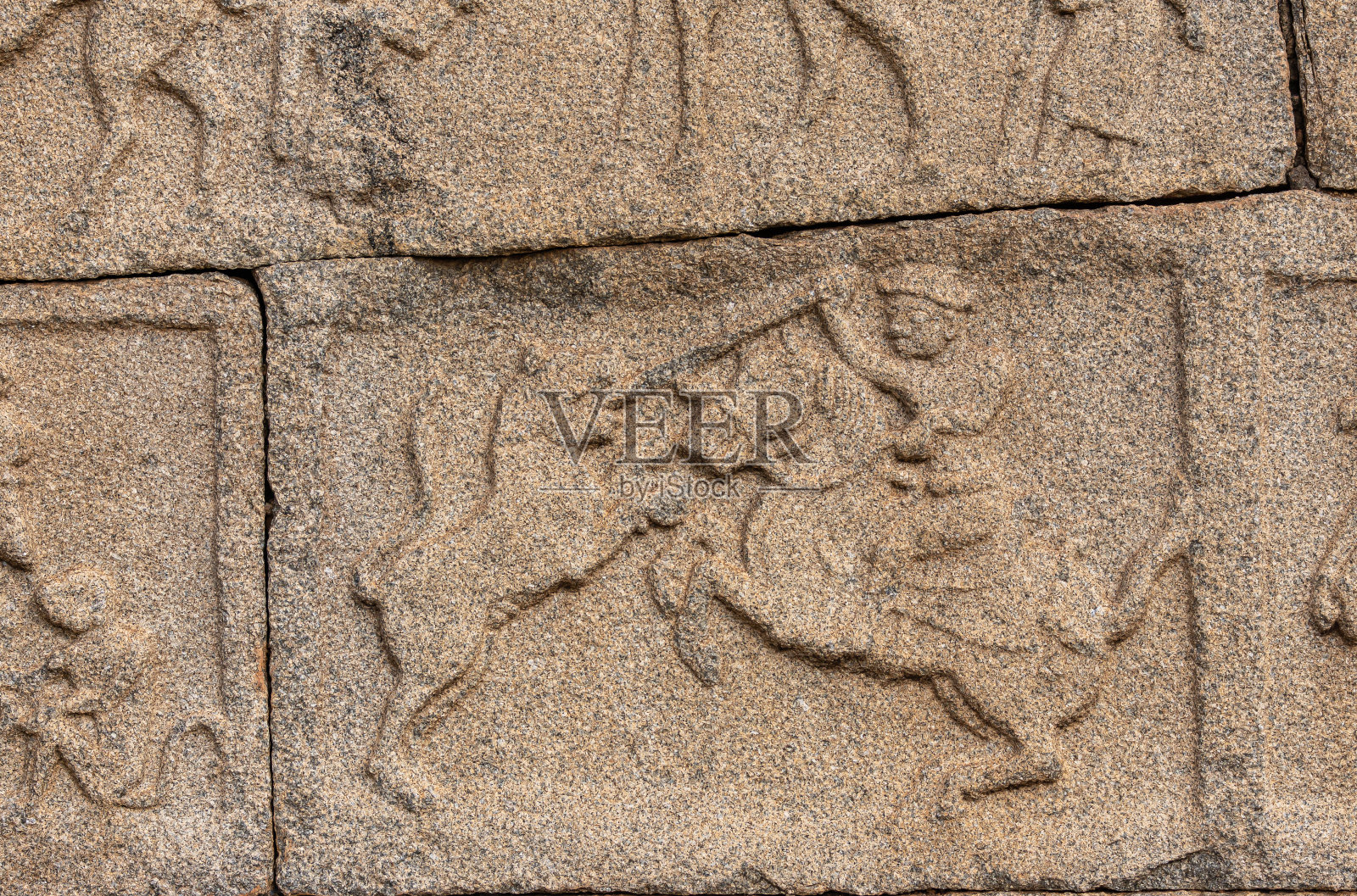 印度卡纳塔克邦,汉比,皇家围场,人骑马斗狮的石雕。照片摄影图片