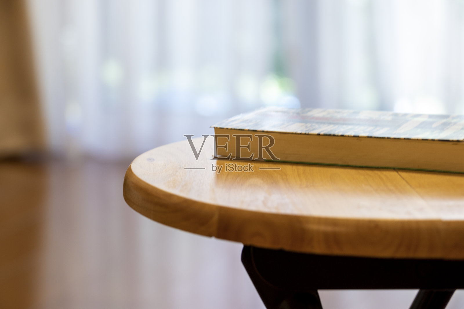 木桌上有一本书照片摄影图片