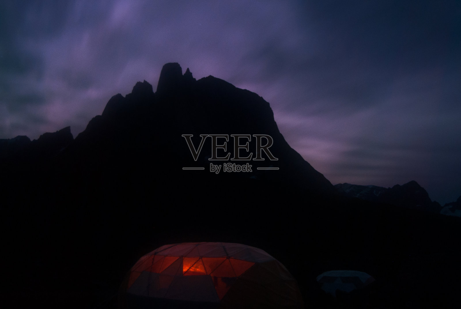 月光透过山,从圆顶上看到照片摄影图片