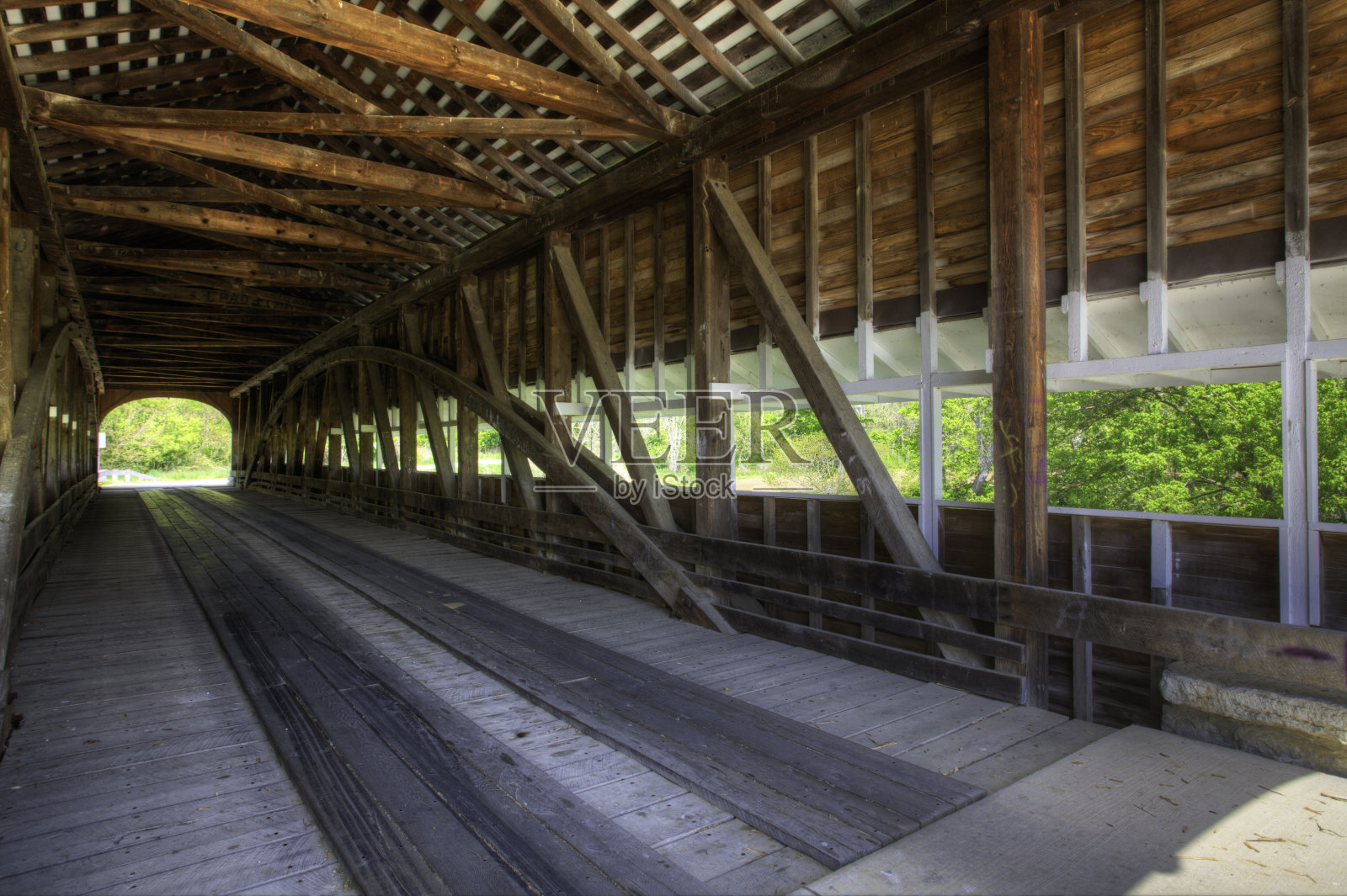 美国印第安纳州Westport Covered Bridge的内部照片摄影图片