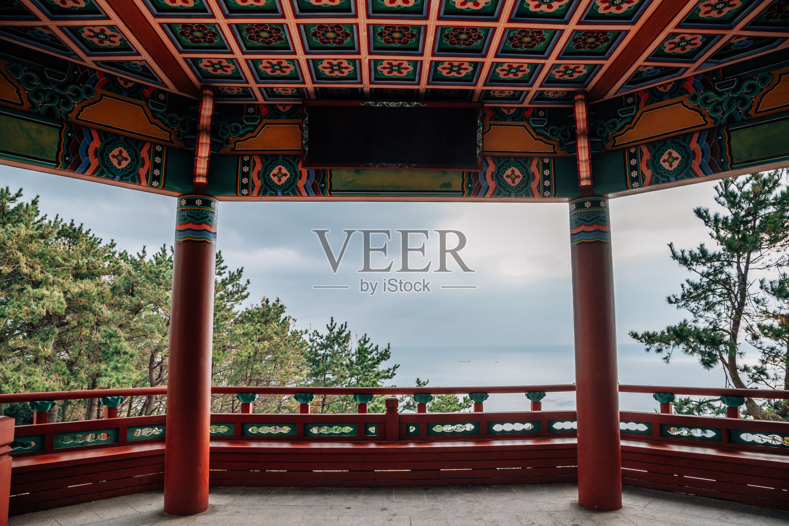 Haewoljeong韩国传统亭子和海景,位于韩国釜山的Haeundae Dalmaji-gil Moontan路照片摄影图片