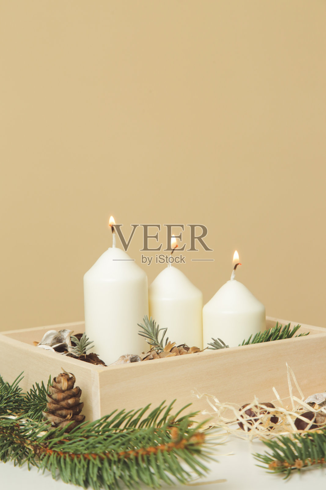 木制的圣诞装饰品。简单而小巧的家居装饰,用蜡烛装在木箱里。照片摄影图片