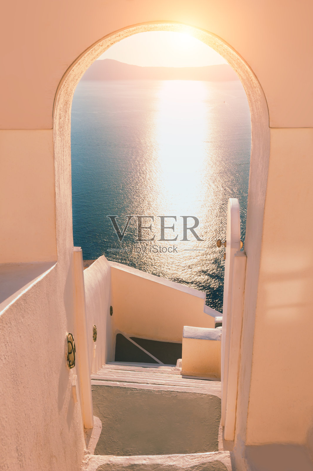 美丽的日落在圣托里尼岛,希腊。照片摄影图片