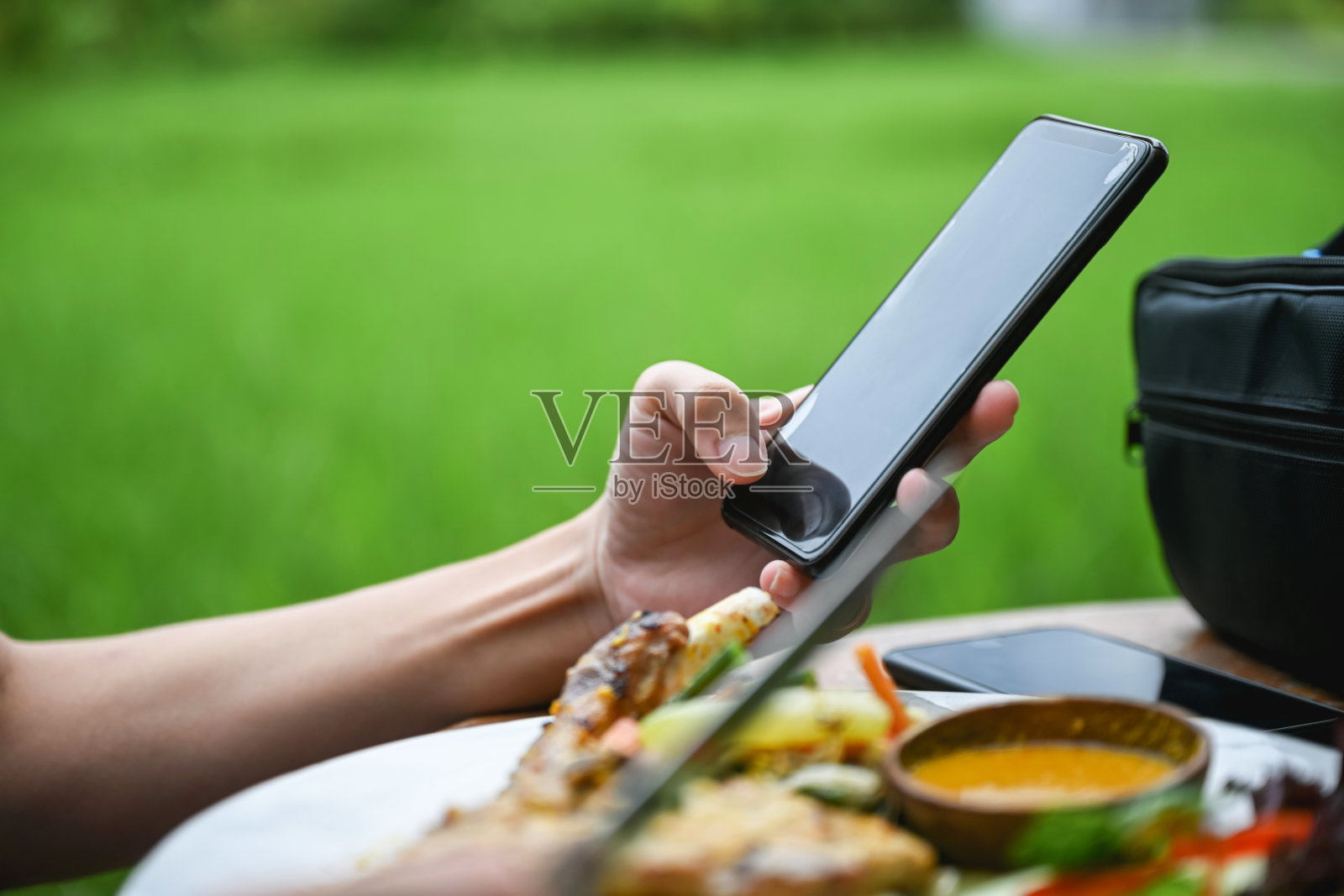 在早餐时间使用智能手机照片摄影图片