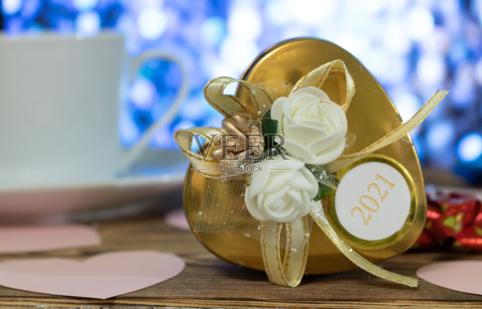 桌子上有一份刻着“2021”字样的心形礼物。庆祝新年照片摄影图片