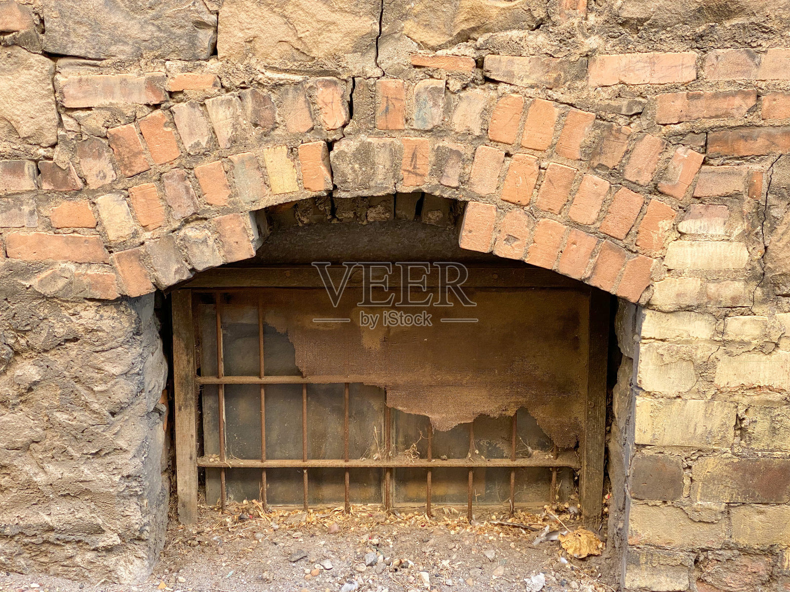 尘土飞扬的老盟友煤管道斜槽在一个复古砖建筑在一个肮脏的小巷照片摄影图片