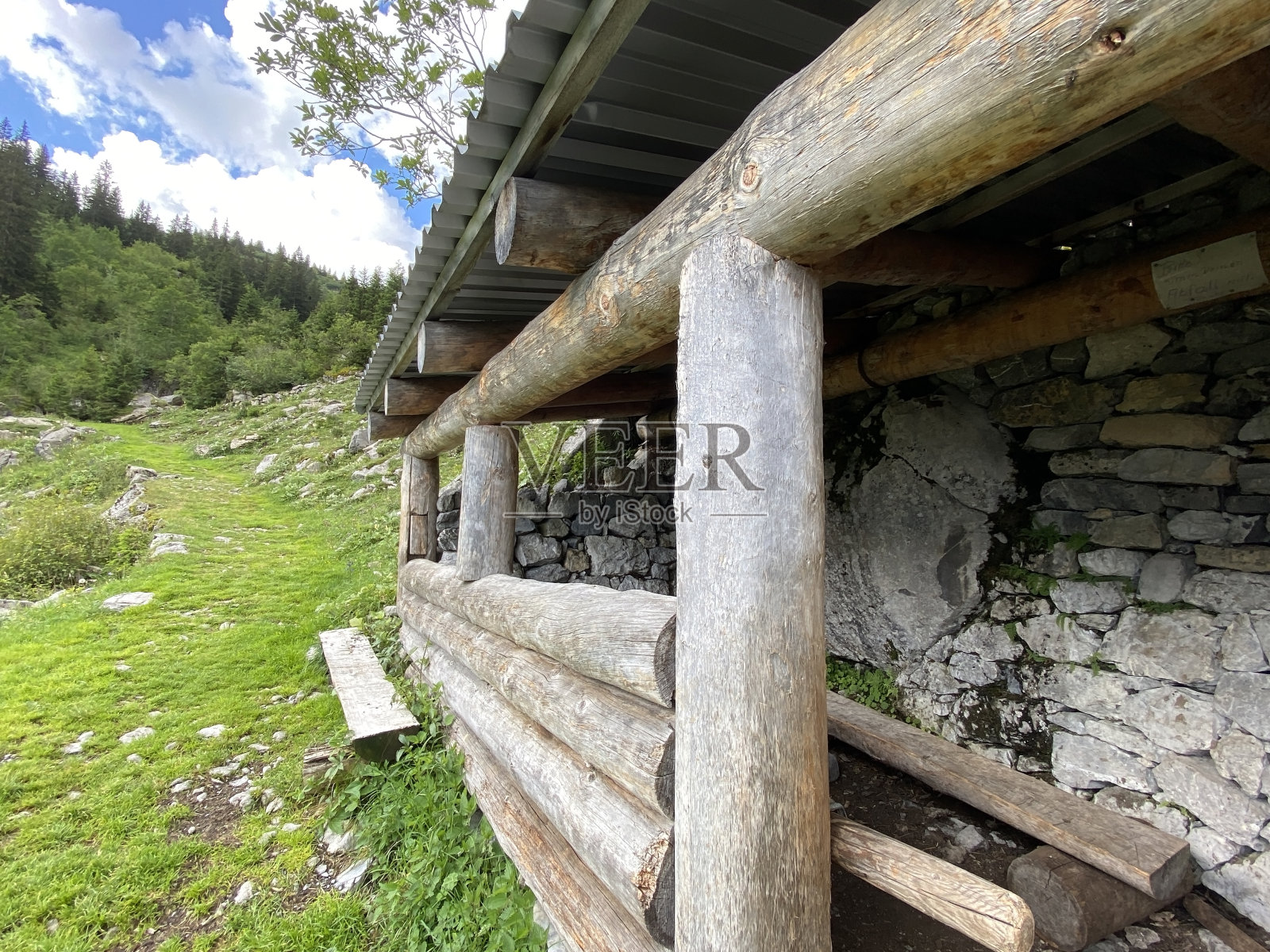 瑞士奥布瓦尔登州梅尔赫塔尔乌里阿尔卑斯山脉的传统乡村建筑和家庭牲畜农场(瑞士坎顿奥布瓦尔德)照片摄影图片