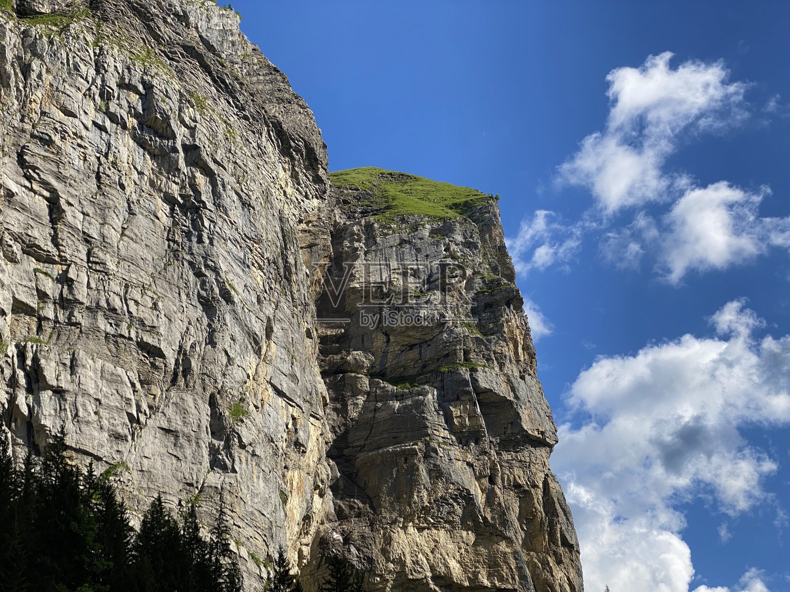 瑞士奥布瓦尔登州梅尔赫塔尔山谷和乌里阿尔卑斯山脉上的切斯伦道高山悬崖(瑞士坎顿奥布瓦尔德)照片摄影图片