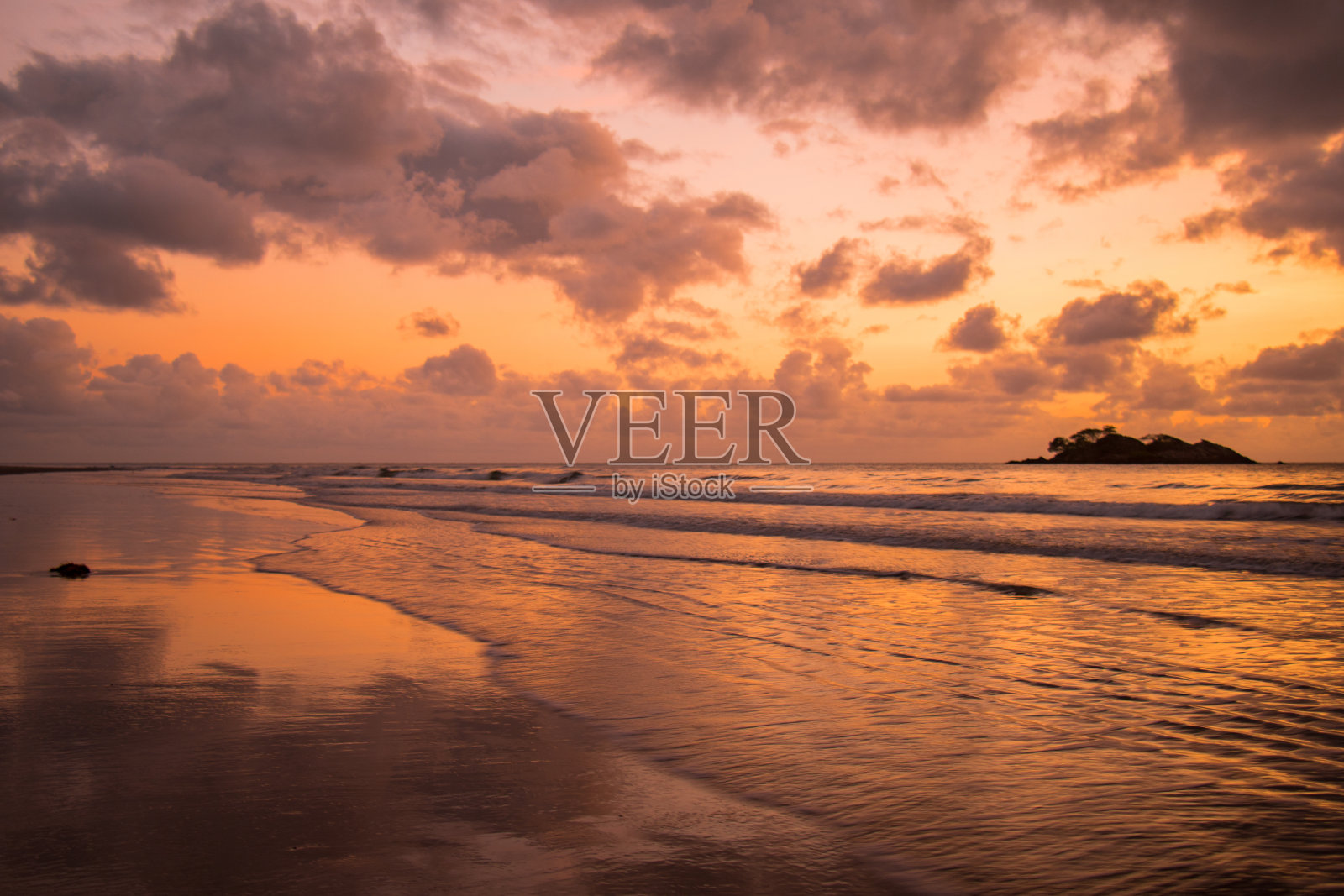 海滩上的日落照片摄影图片