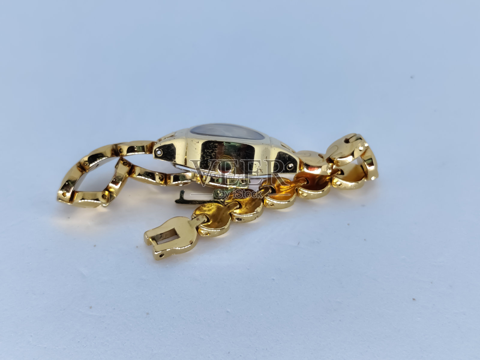 金色金属手表孤立在白色背景的特写照片摄影图片