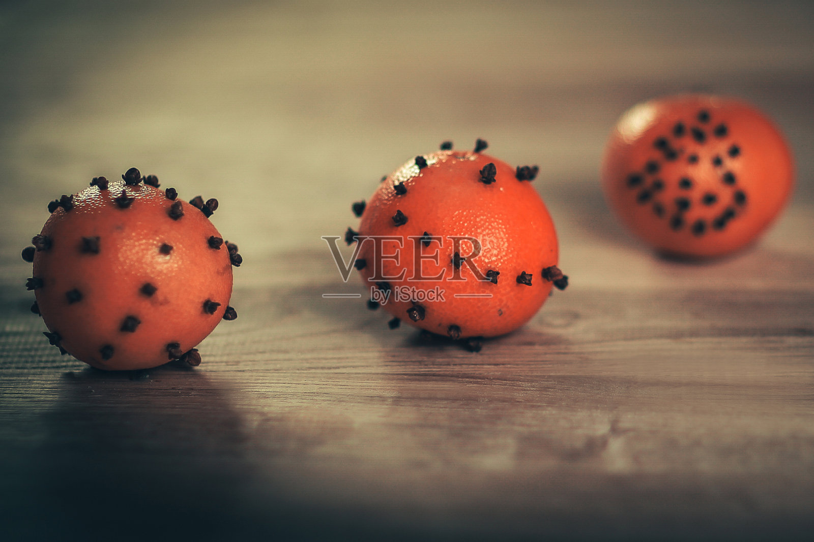 圣诞表。烛台上装饰着橘子照片摄影图片