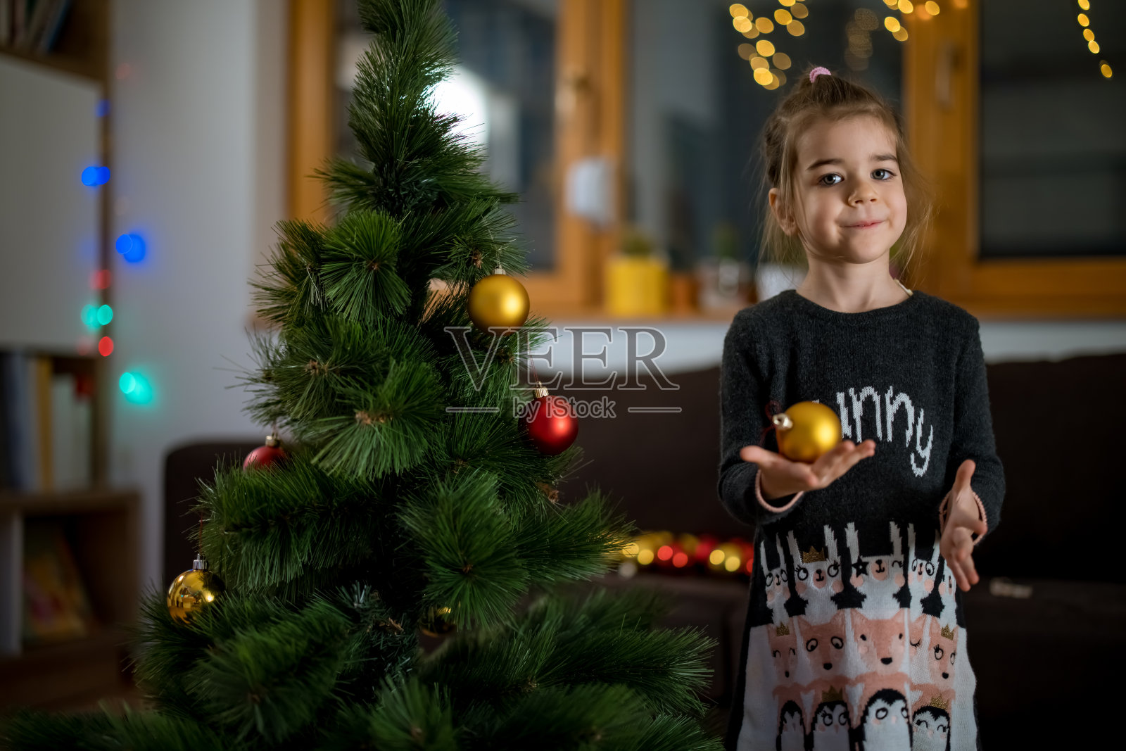 小女孩装饰圣诞树照片摄影图片