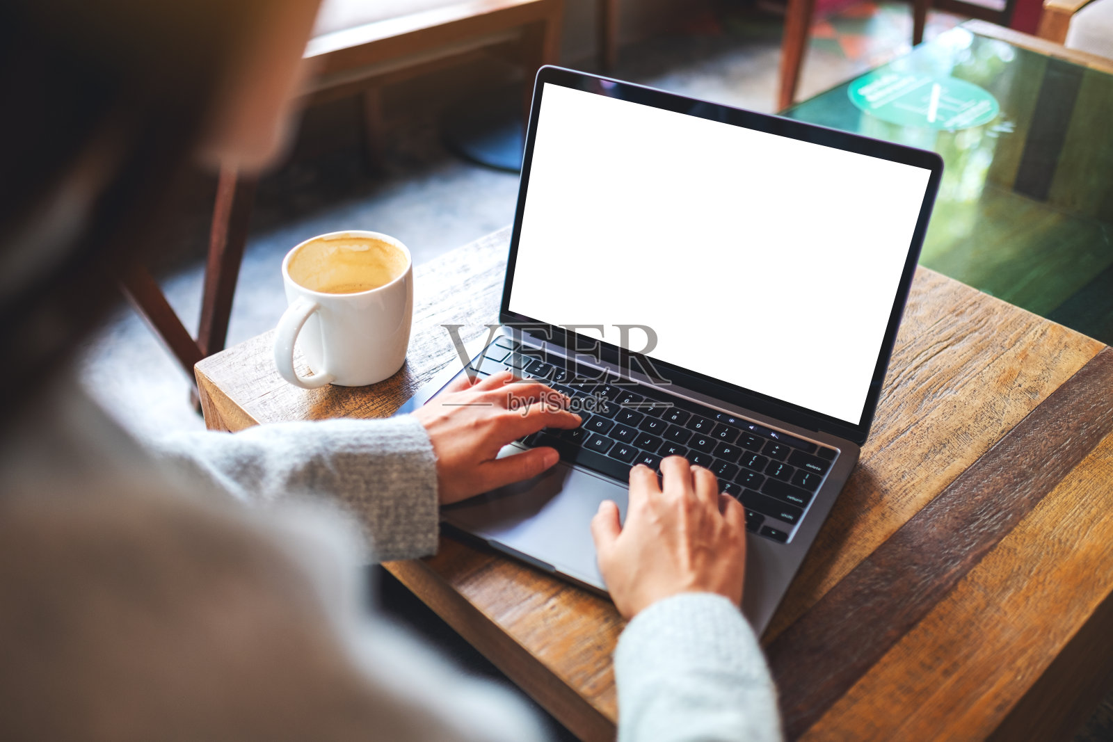 一名妇女在笔记本电脑的空白桌面键盘上打字照片摄影图片