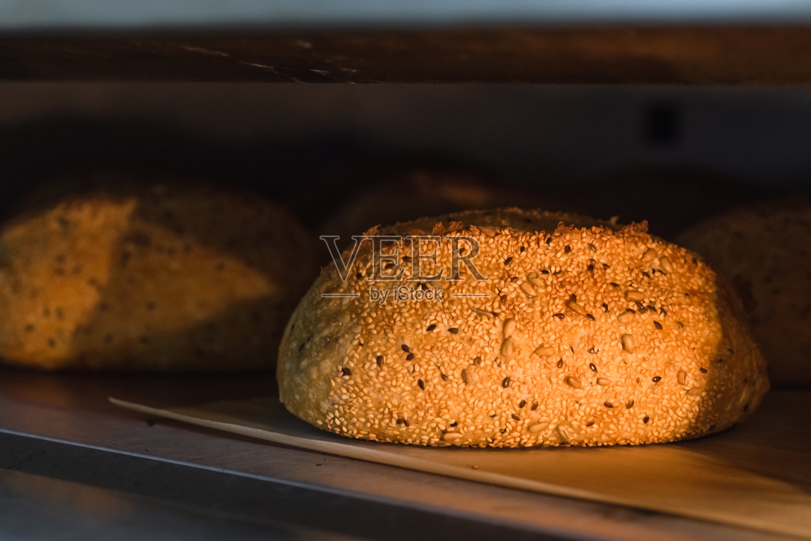 工业烤箱里的夏巴塔面包。在面包店做手工面包照片摄影图片