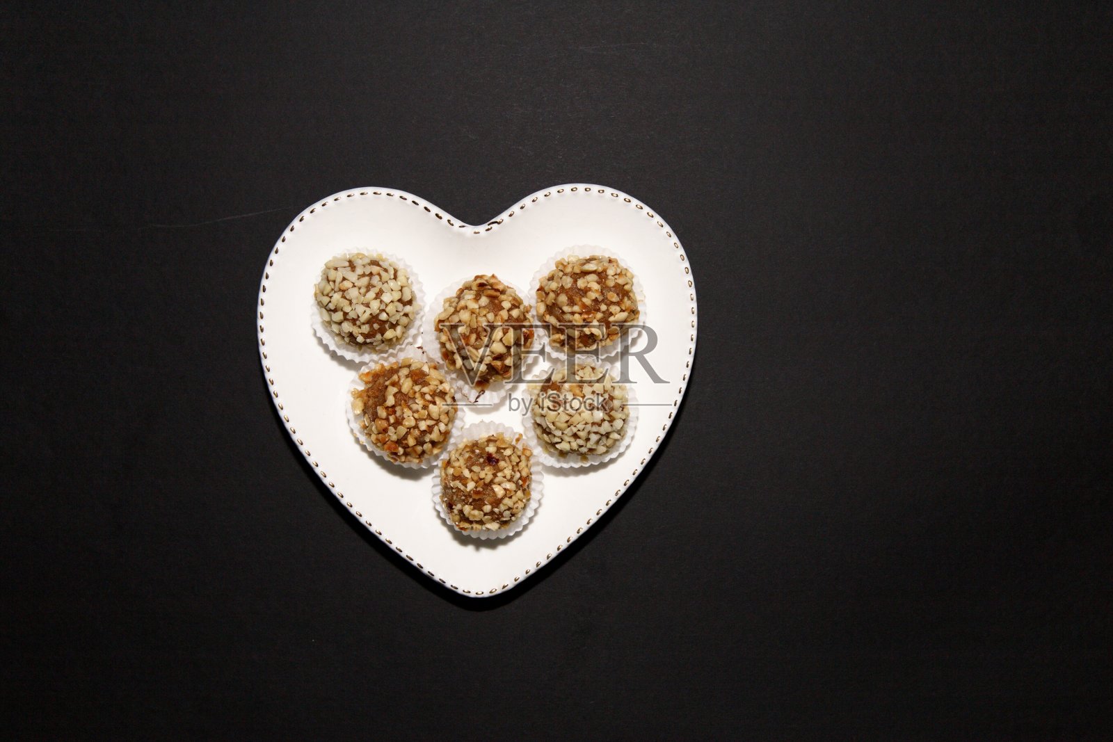 装饼干的心形盘子照片摄影图片