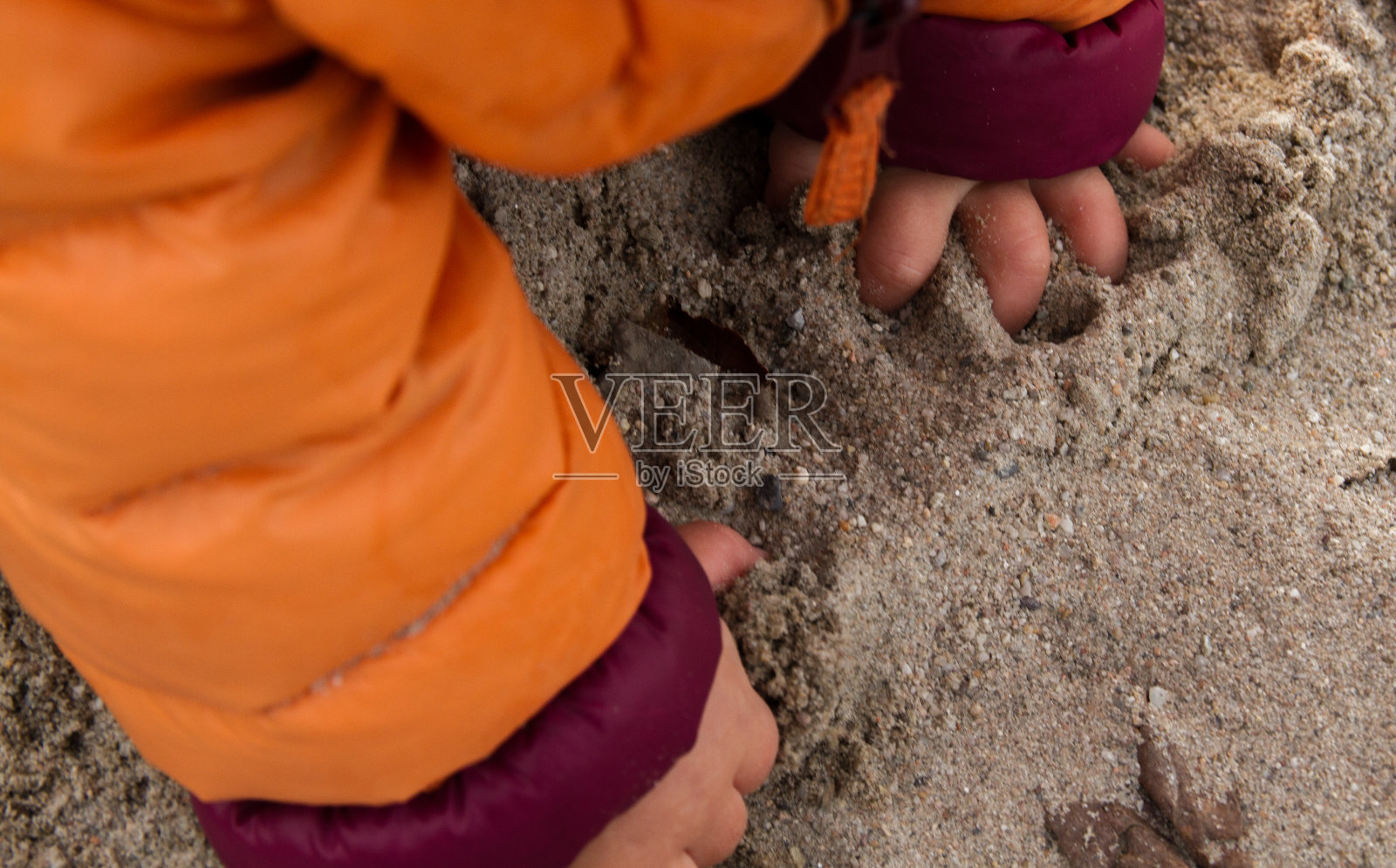 一个在沙盒中玩耍的婴儿的手,抓住,探索照片摄影图片