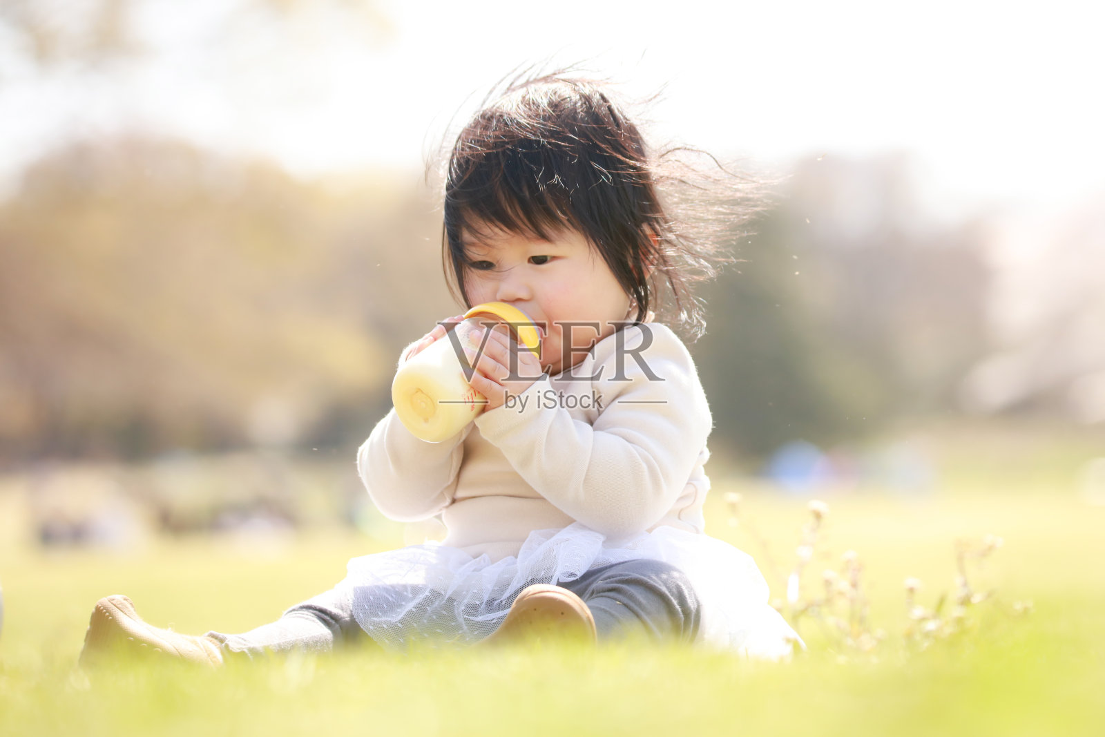 婴儿喝牛奶照片摄影图片