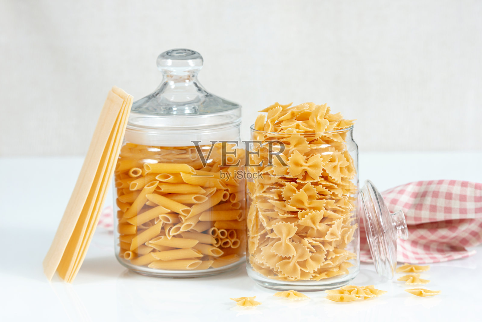 白色桌子上的意大利面收藏。生面组成照片摄影图片