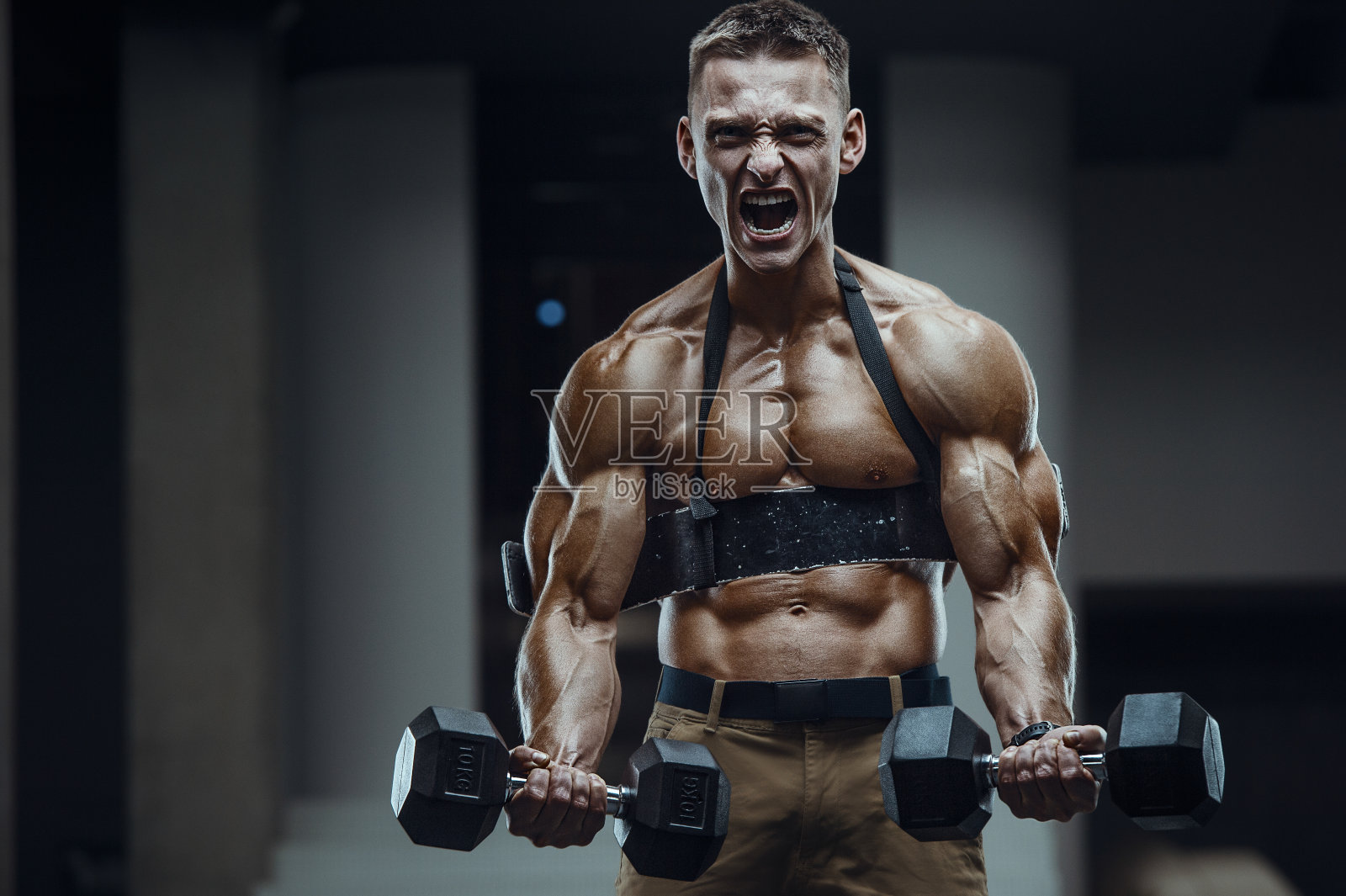 白人男子抽肌肉。体能训练照片摄影图片