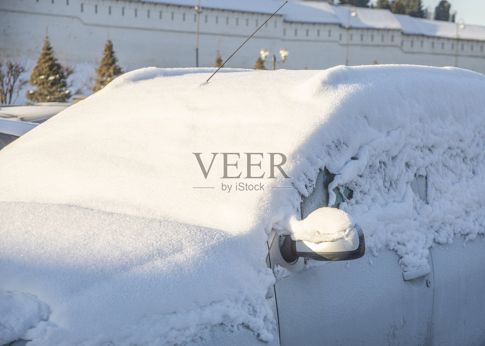 停着的车被雪覆盖了。照片摄影图片
