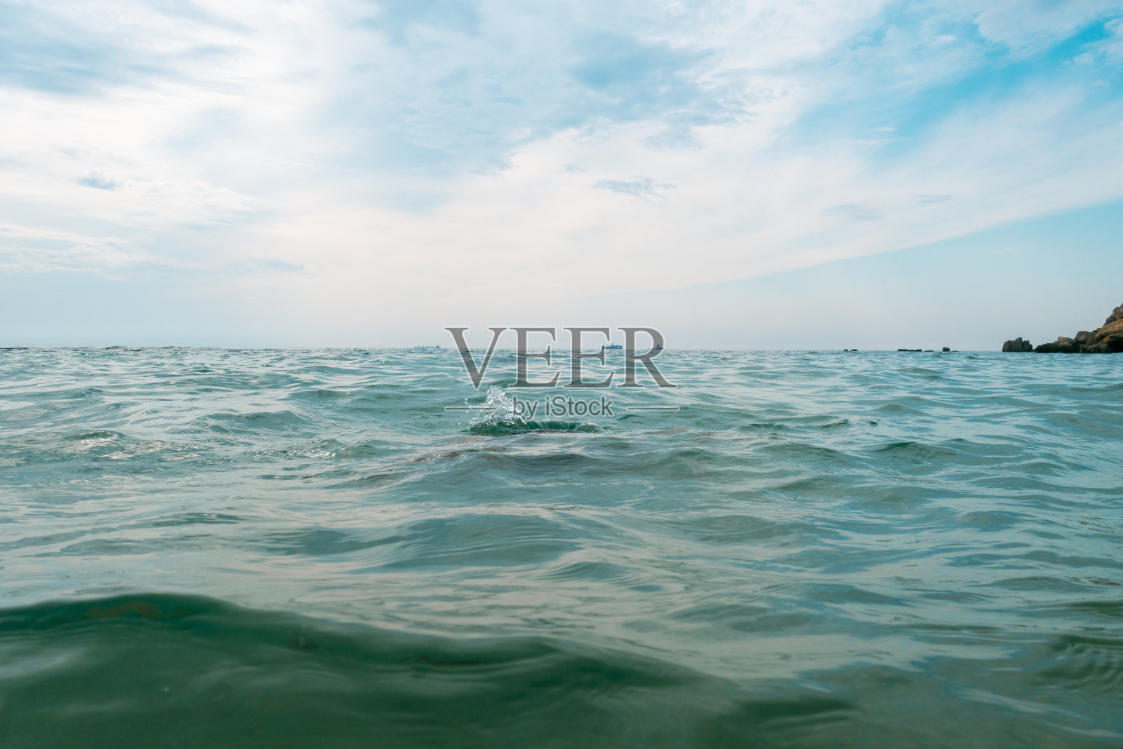 男孩夏天的乐趣在海上照片摄影图片