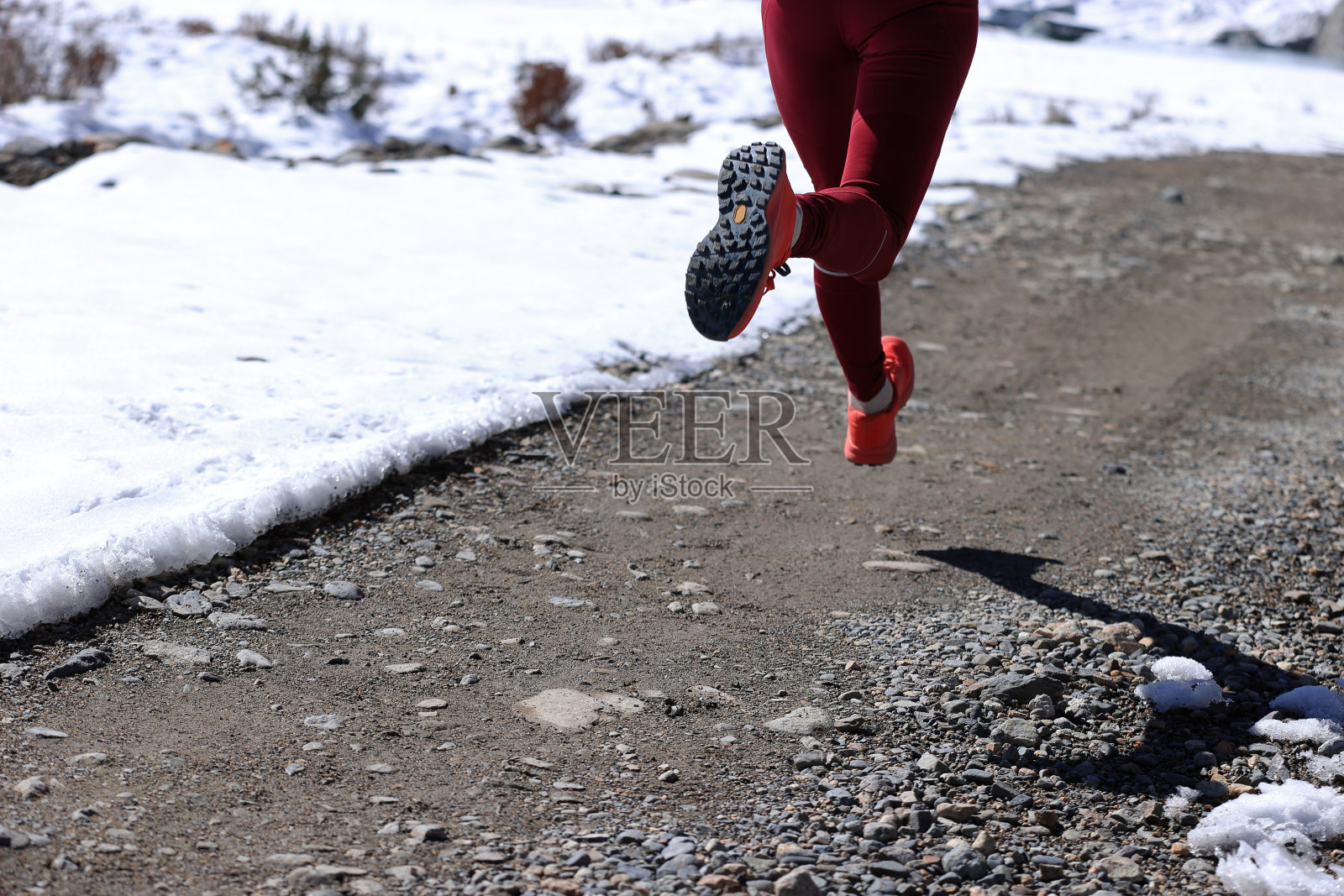 女子越野跑越野跑在冬天的自然照片摄影图片
