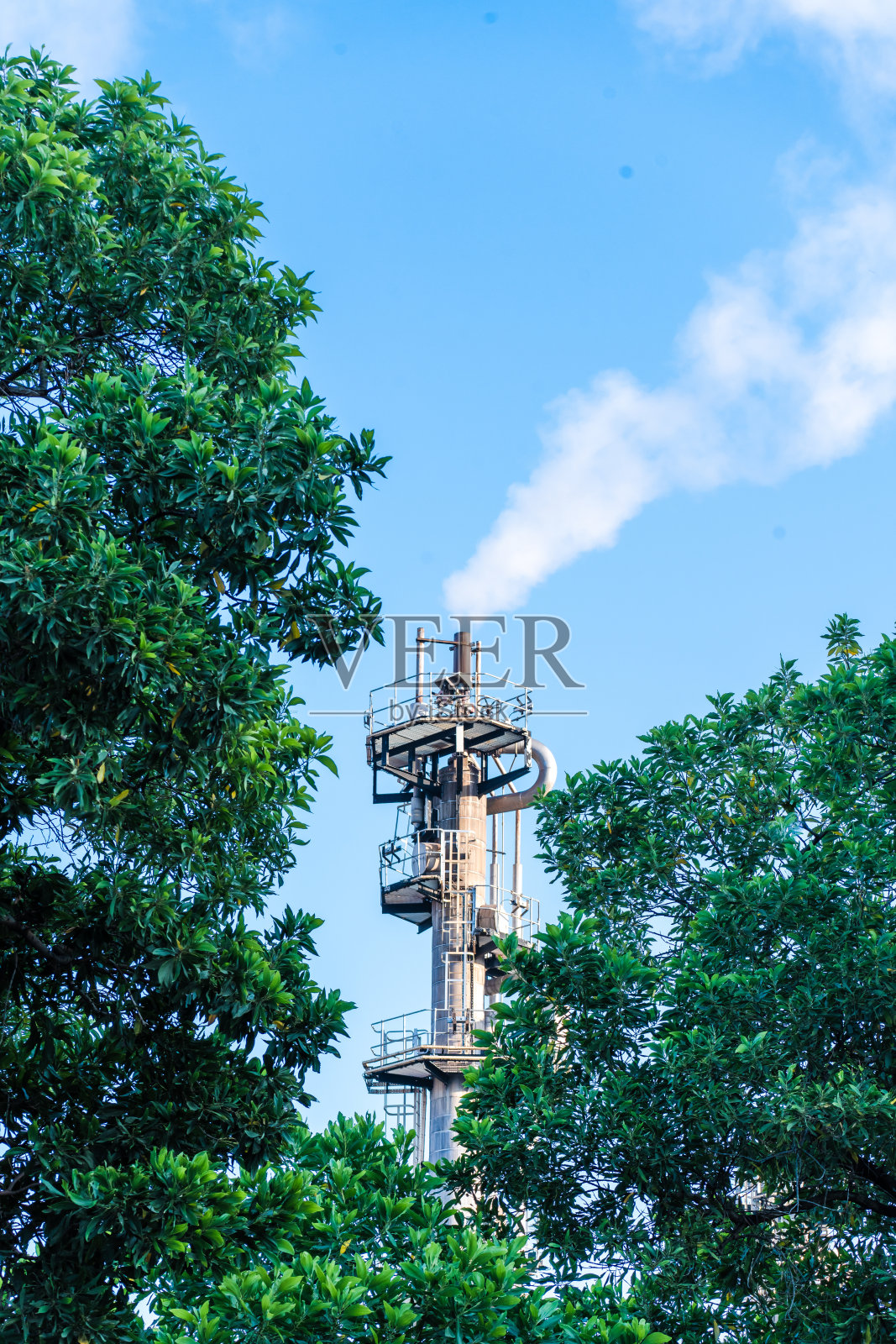 烟雾从烟囱里冒出来照片摄影图片