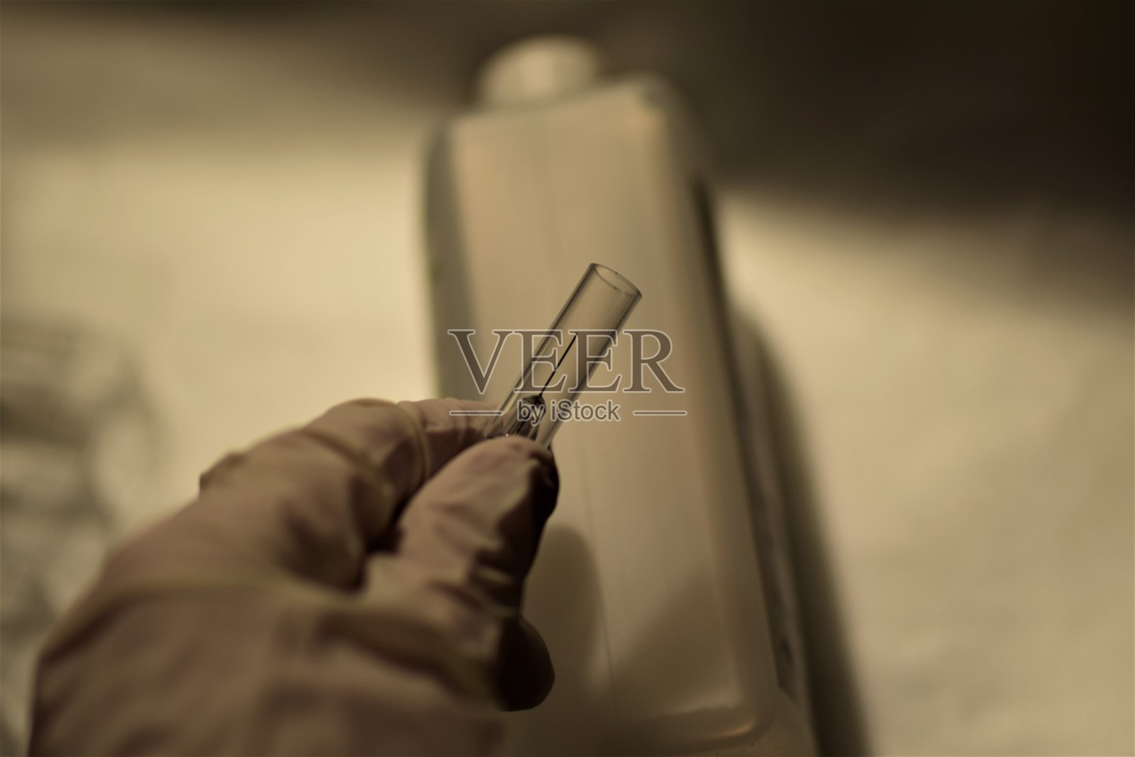 一个手拿着注射的特写照片摄影图片