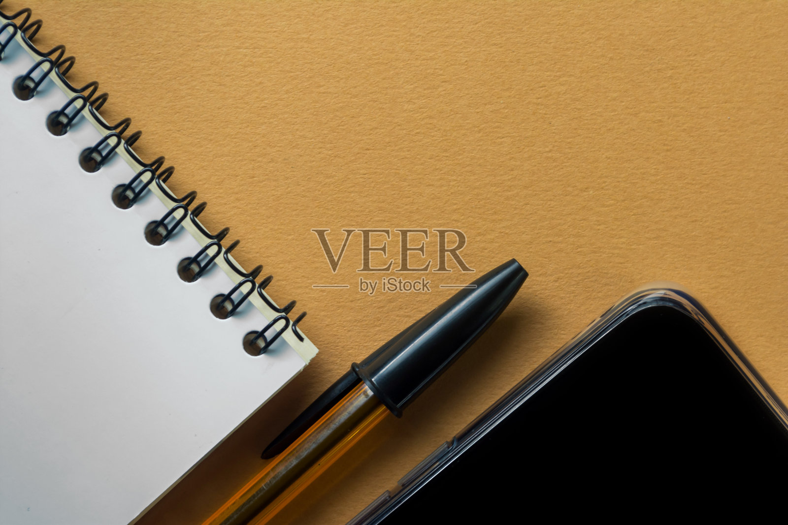 彩色背景上的记事本照片摄影图片