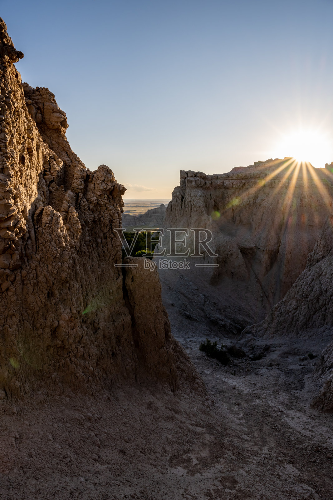 太阳照在胡都上空照片摄影图片