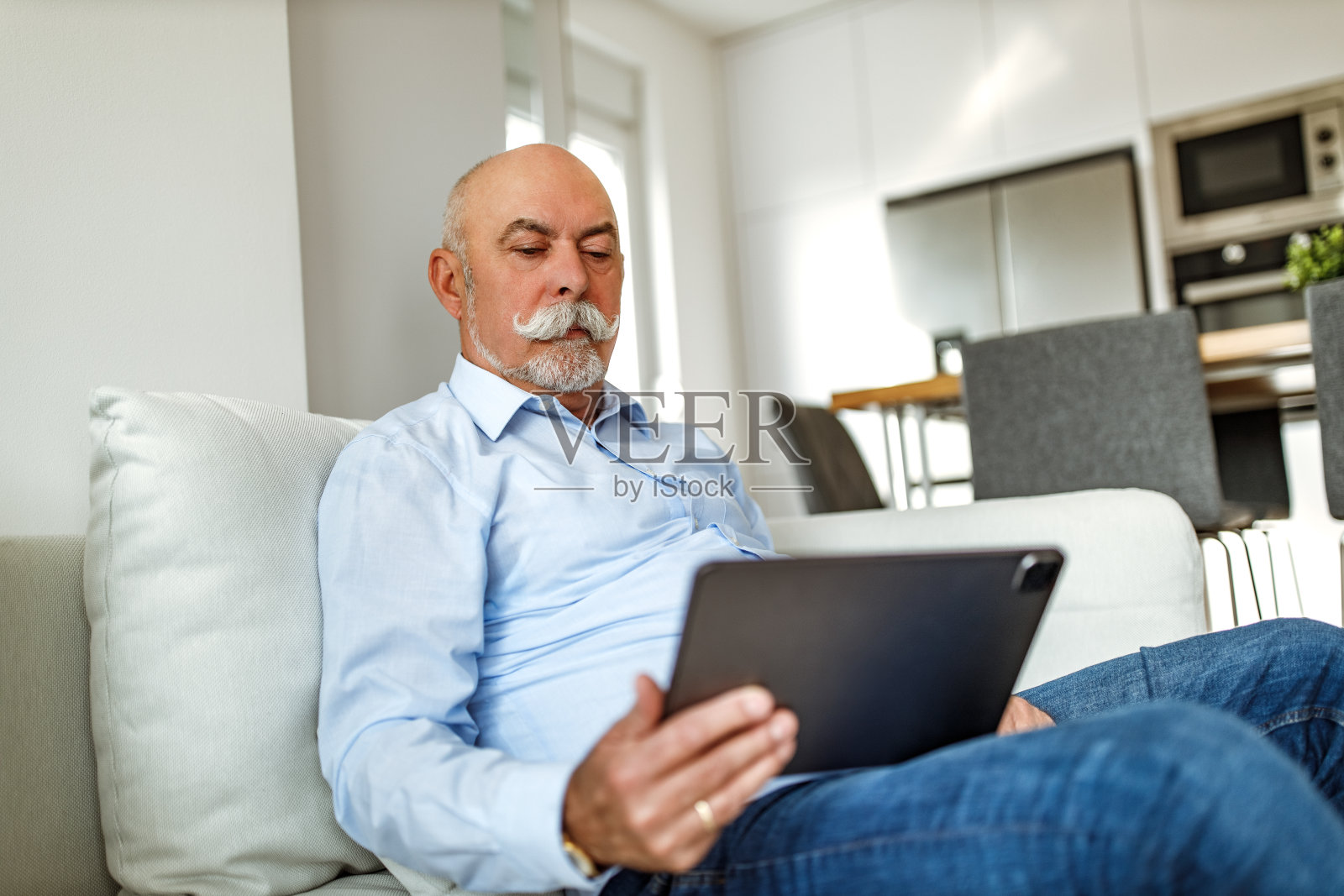 使用数字平板电脑,现代科技。照片摄影图片