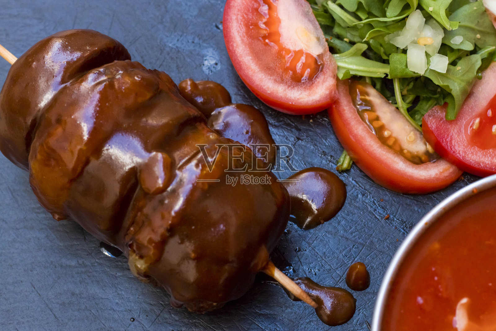 一种炸过的肉,如汉堡或牛排,配上不同的番茄酱和蛋黄酱,再配上松脆的薯条照片摄影图片