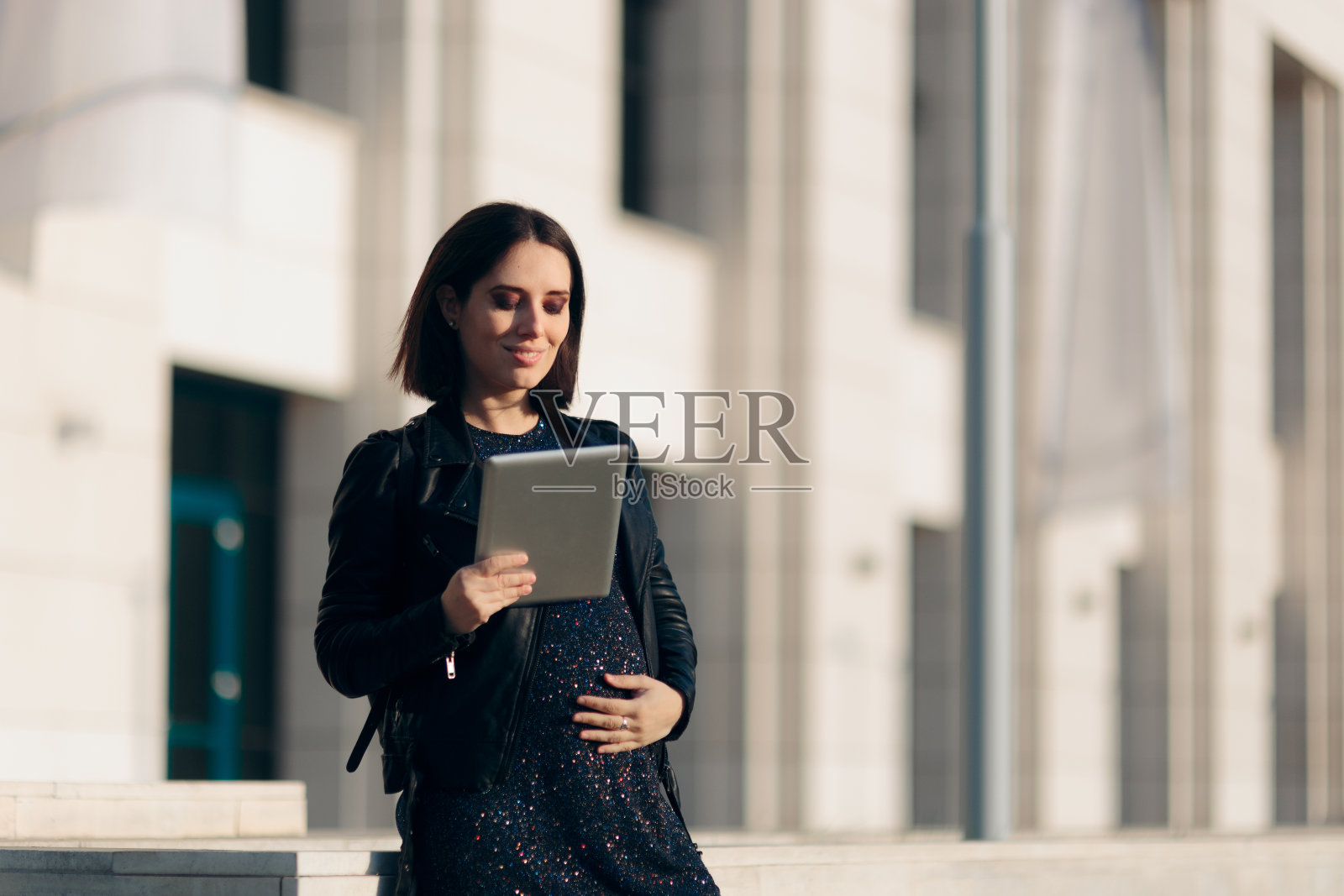手持平板电脑的快乐孕妇照片摄影图片