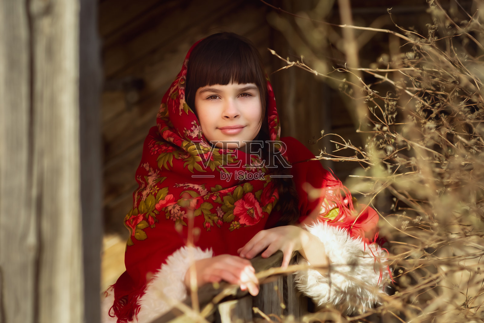 小女孩的肖像在彩色的俄罗斯披肩在她的头上照片摄影图片