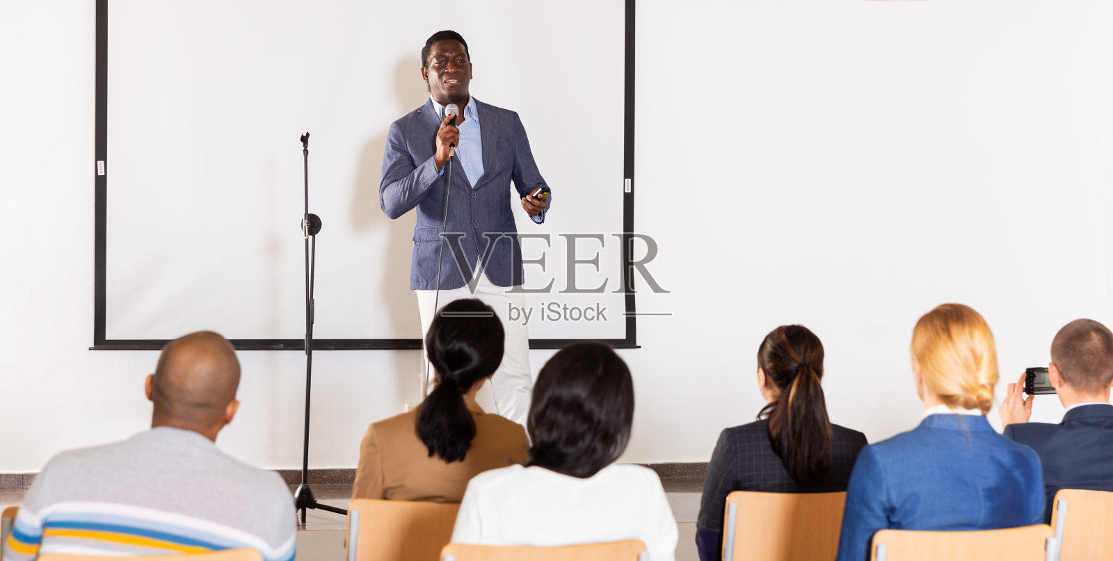 成功的非洲裔商业教练在企业培训上演讲照片摄影图片