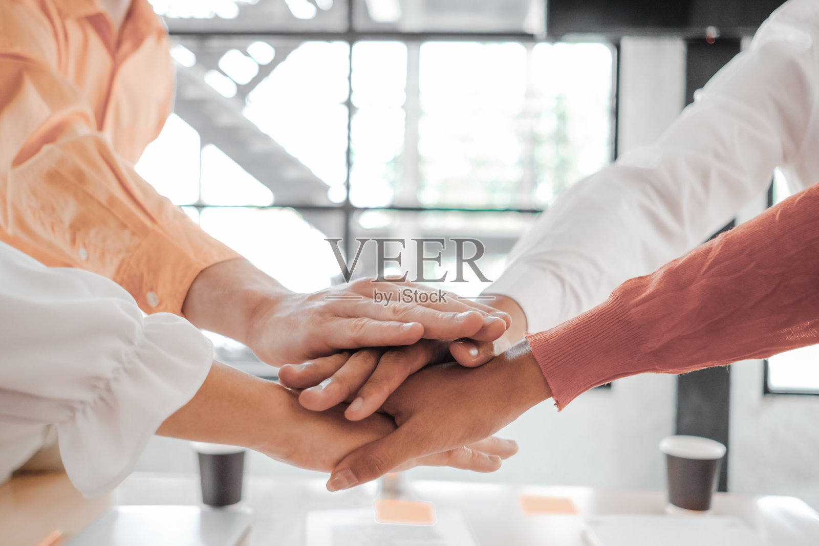 商务人士团队将他们的手一起协议计划在会议室,投资概念,成功概念照片摄影图片