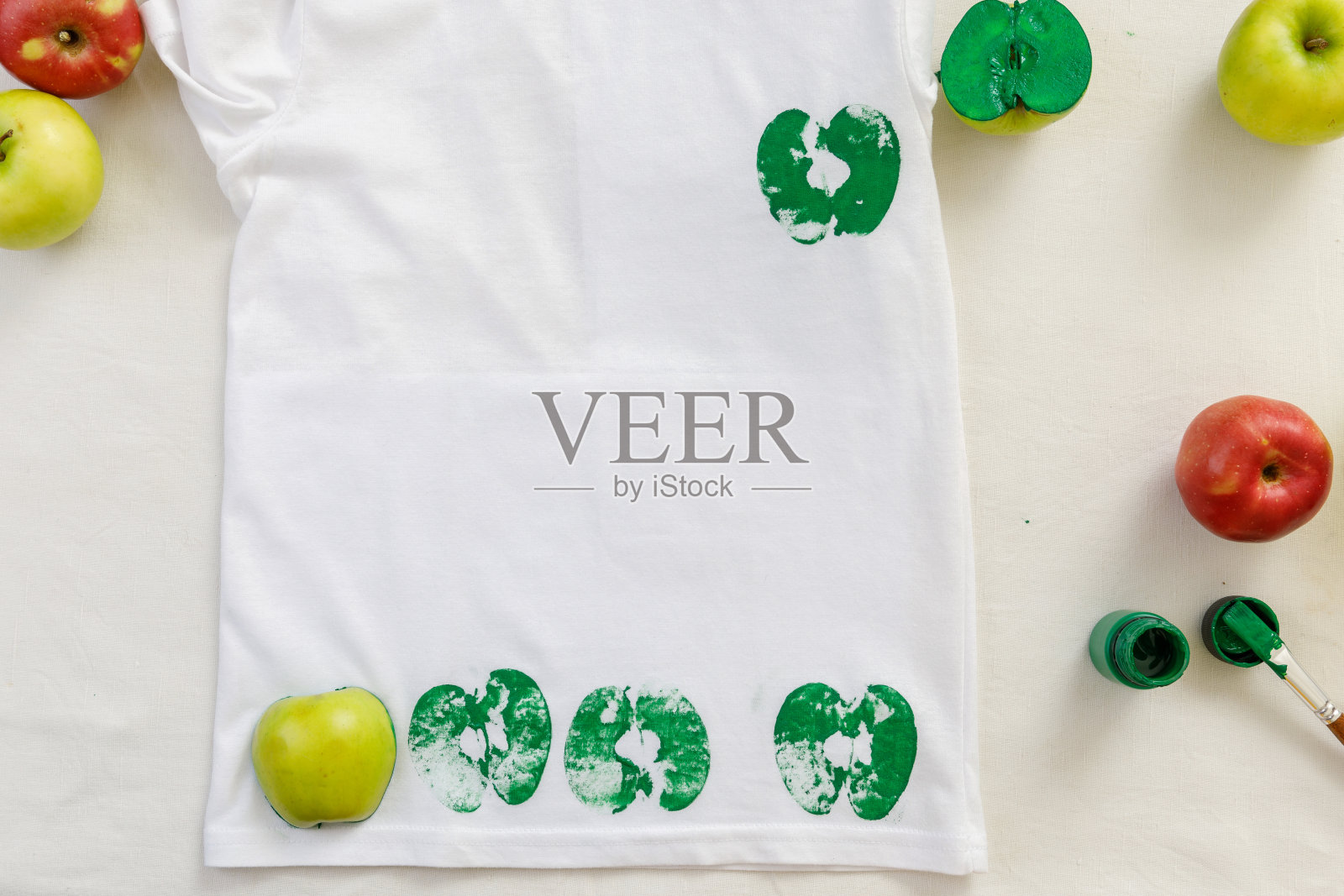 苹果印在衣服上的过程。步进指令照片摄影图片