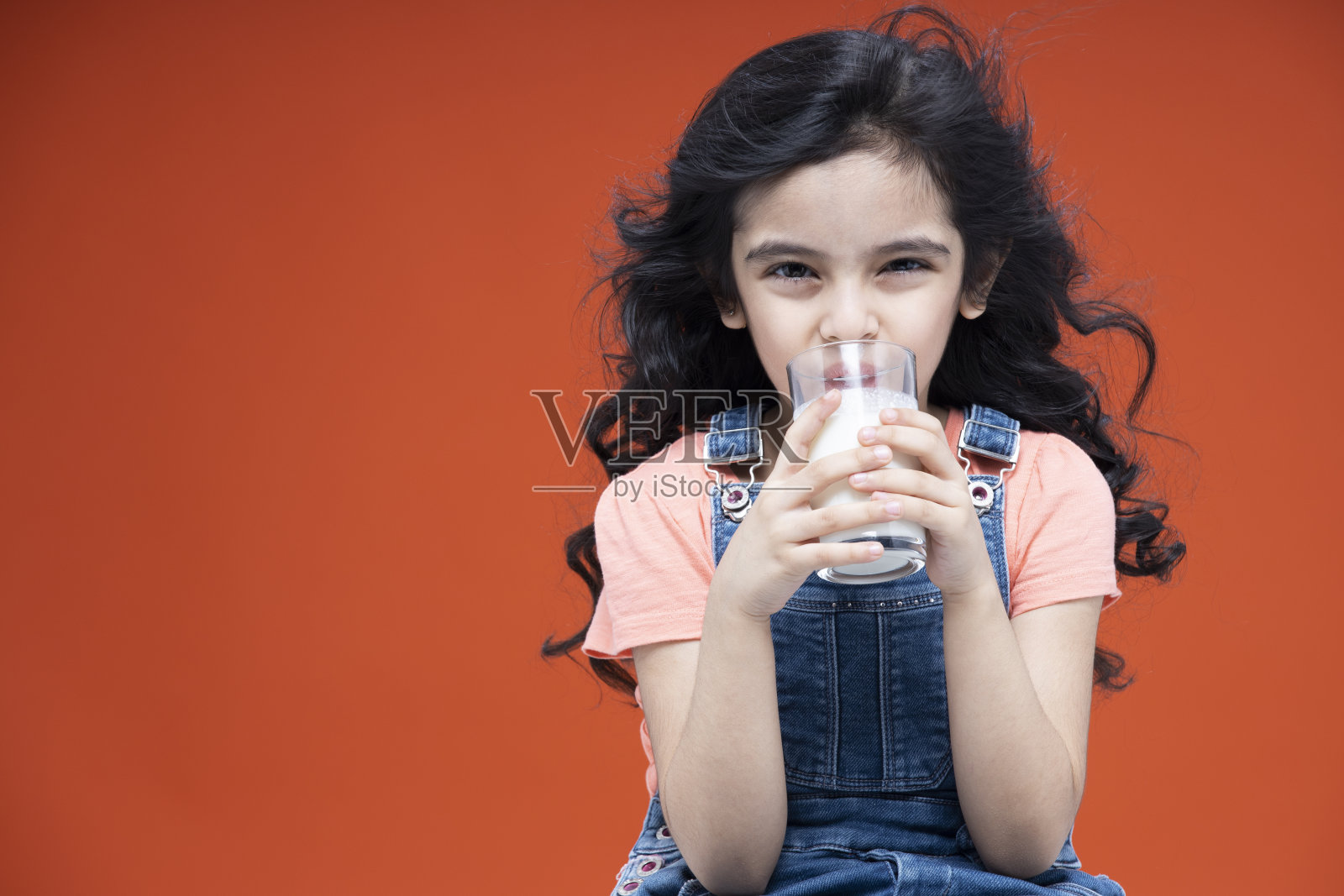 快乐微笑的小女孩,库存照片照片摄影图片