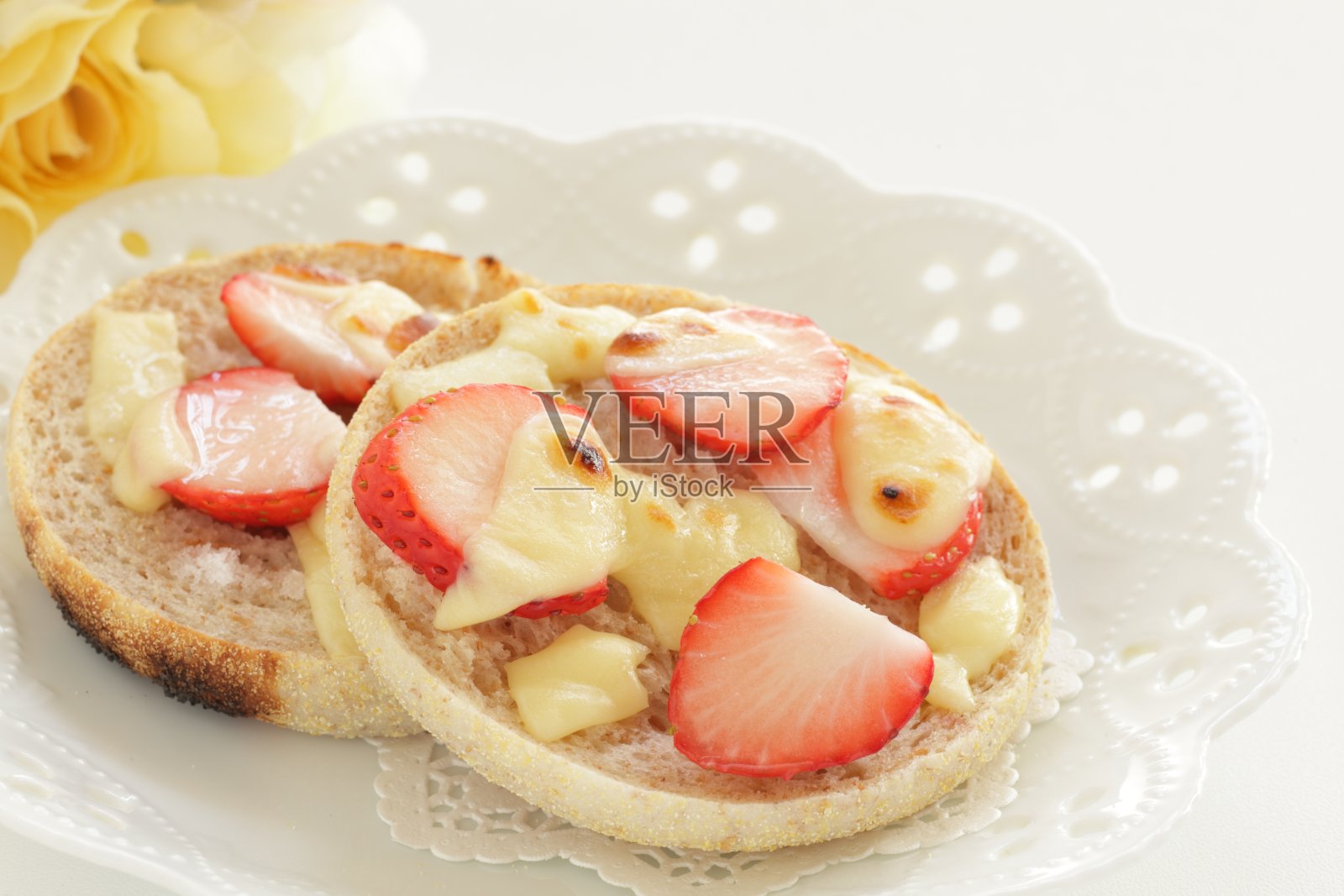 糖和草莓加奶酪的英式松饼照片摄影图片