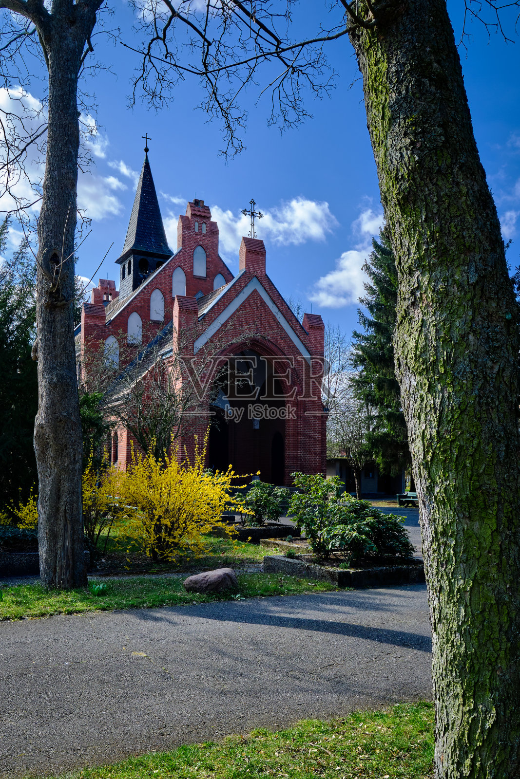 春天在柏林-纽科尔恩的“Emmauskirchhof”(“Emmaus教堂墓地”)中列出的小教堂照片摄影图片